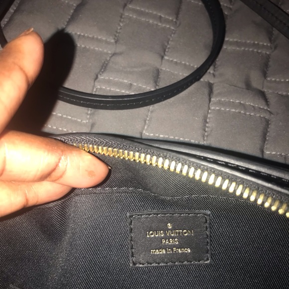 Authentic Louis Vuitton Saintongue Shoulder Bag - Picture 6 of 8